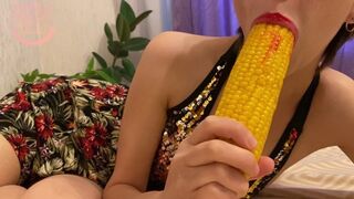 Kleine nika harte Anal Spiel mit Essen in 4k