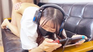 Teenage asiatische Mädchen zittert mit Orgasmen während des Spiels, und dann wird gefickt hart und voll