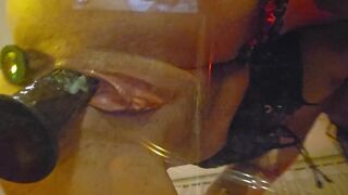 Schwarzer Dildo fick in Dessous mit Spray Orgasmus auf Glastisch