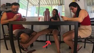 Ich gab dem Mann meines Freundes einen Blowjob unter dem Tisch zu seinem Geburtstag
