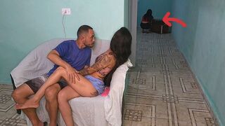 Meine Frau lud eine Freundin ein, aber sie ließen mich allein im Wohnzimmer mit ihr