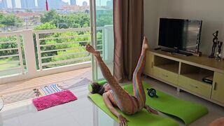 Nackte Yoga zu Hause mit einem Selfie - die Farben des Yoga