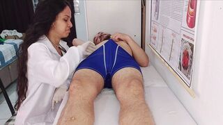 Schwester wird begeistert von den Augen des steifen Schwanzes des Patienten
