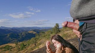 Tour Guide zeigt das Personal des Touristen hart auf dem Berg