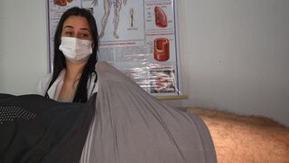 Heiße Krankenschwester wird von ihrem harten Schwanz auf dem Flur überrascht