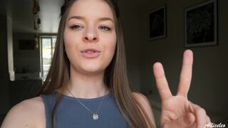 Gewinnen Sie die kostenlose private Live-Show! Schnelle Fick gegen die Spüle zwischen weichem Sonnenlicht
