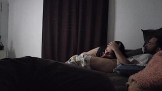 Hot milf s stepdaughter teilt die couch mit ihr schlagen stepcousin