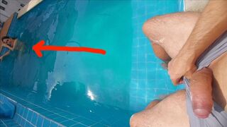 Ich habe meine Stiefschwester im Pool gefickt, sie war schockiert auf meinem harten Schwanz