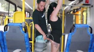 Der Alte reibt es und schlägt es auf den Braunen im Bus, bis es vorbei ist