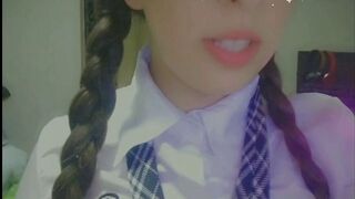 Hot schoolgirl schüchterne versuchen, zuerst masturbieren über webcam