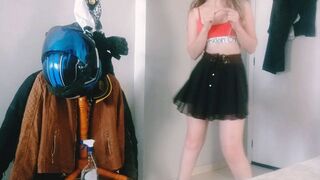 Heiße Auswahl mit einem hübschen Schulmädchen verführerischen Tanz und einem Lustspiel