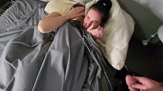 Sie pisst auf zwei kleine schwarzhaarige Mädchen im Bett und sie küssen in ihre nasse Hose
