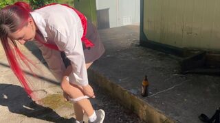 Ich habe die Tochter der Nachbarin erwischt und ihren Arsch mit Glas bestraft