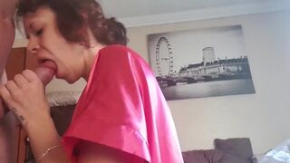 Ein kurvhaariger Milf saugt und schlägt meinen Schwanz, bis ich komme
