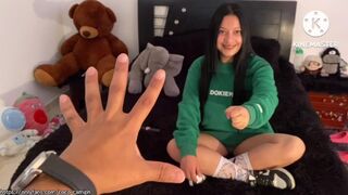 Ein demütiger russischer Teenager mit großen Titten wird ihren Lehrer verführen und sie ficken
