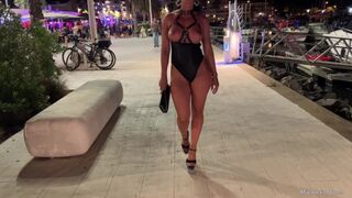 Big-breasted amateur sucks schwanz und finger sie muschi öffentlich auf der straße