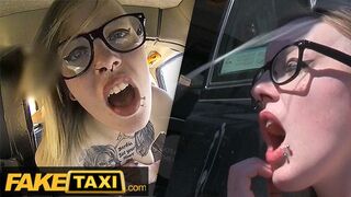 Tattoed Britische Alt-Modell in Brille Hard Fitted in Fake Taxi Auto