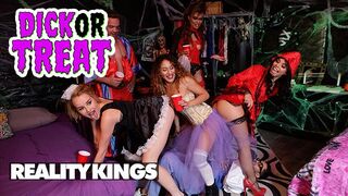 Reality Kings hot Halloween Orgie mit Eve Ellewood und Gina Valentina