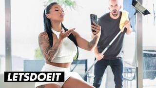 Hot Latina MILF Mariana Martix Hard gefickt vom Assistenten auf dem LetsDoelt Channel