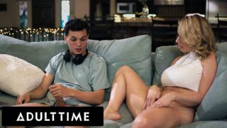 Adult Time Exclusive - Hot MILF fängt seinen Stiefsohn masturbiert und tritt ihm bei