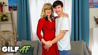 Reife Ella Schwarz öffnet sich breit zu ihrem Schritt auf Nookies Channel