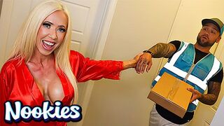 Mandy Monroe spezielle Würstchen Lieferung und Hot Fuck auf Nookies Channel