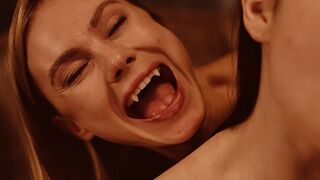 Blonde Vampire Nancy Ace's Urals Matty Mila auf Vampired Channel - Passive Lesbenszene mit rotem Biss