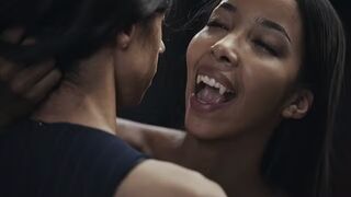 Ebony Vampir Mistrress Lia Lin verführt ein lateinisch groß-braunes Teenager-Mädchen im Spiel von Vampire hardcore femdom