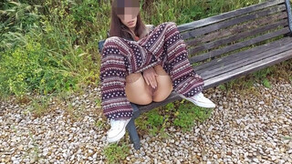 NemiBDesire - Italienisches Mädchen masturbiert auf der Bank