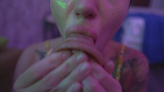 Russisches tätowiertes Küken Deep Throat Blowjob