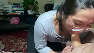 Deepthroat Blowjob Asiatische Freundin mit Brille