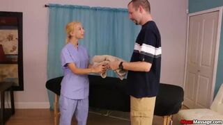 Blonde teen bietet ihrem Klienten ein raues Happy End bei Nookik