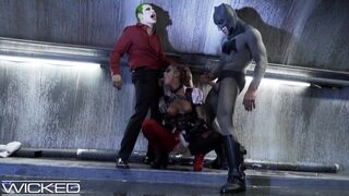 Spannendes Drei-Wege-Abenteuer in der Welt von Suicide Squad mit Charles Dera und Cleo Valentien