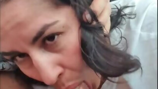 Kathalina saugt ihren Freund im Auto aus
