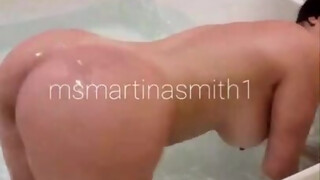 martinasmith lutscht ihren Freund in der Badewanne