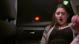Alyx Star masturbiert im Uber-Auto
