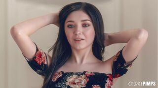 Teenage Luna liebt es, Eier zu lecken und zu saugen, bevor Sie auf Cherry Pimps Studios reiten