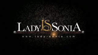 Lady Sonia zeigt die Verführung der britischen MILF in der Dressingszene eines jungen Mädchens