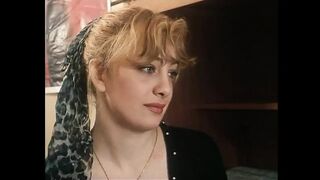 Blonde großbusige mädchen saugen haarige muschi mit einem riesigen schwanz in der retro-szene