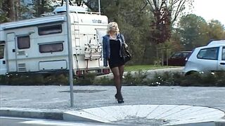 Blonde milf mit großen titten in schwarzen strümpfen hart gefickt