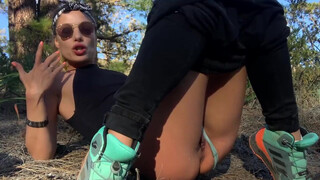 LaraJuicy - Sexy wanderndes Mädchen masturbiert