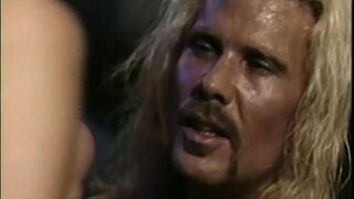 Retro-porno mit einem großen schwanz mit susa spears und dallas d'amour in der original-hd-sammlung