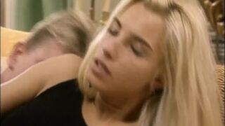 Timea Margot bekommt einen großen Schwanz in der ersten Episode von Retro Lover's Lane