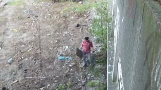 Krissy Kage mit schwarzem Haar, grausam im verlassenen Gebäude gefickt