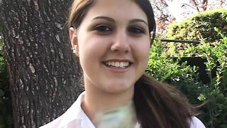 Carmella diamond und der 18-jährige teenager mit kleinen titten, die gerade für haushilfe kamen