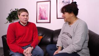 Rothaarige milf saugt seinen schwanz mit großen titten und lässt sie ihn hart ficken