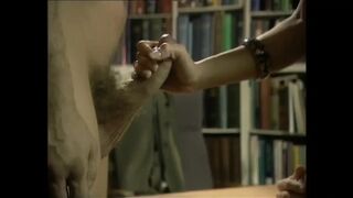 Die domina, die auf ihrem gesicht sitzt, fäustet den arsch der sklavin, als sie sie fickt