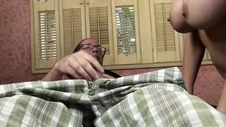 Blonde MILF Kasey Grant saugt große Titten und bekommt einen Geschmack