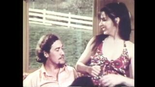 John Holmes leckt die nasse Pussy des Mädchens in Retro-Pornos