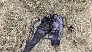 Big-ass alte Frau saugt den Schwanz des Bauern in einem Schweinestall